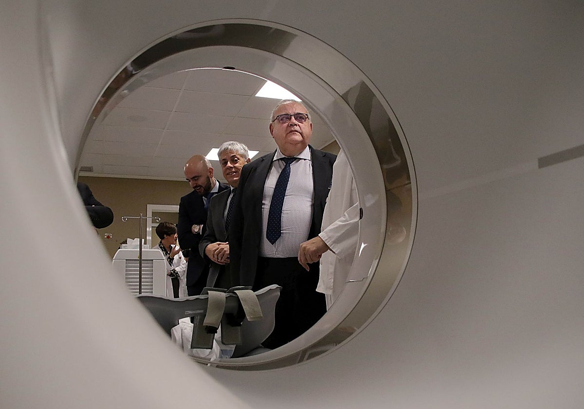 El consejero de Sanidad, Alejandro Vázquez, durante una visita al Hospital de León