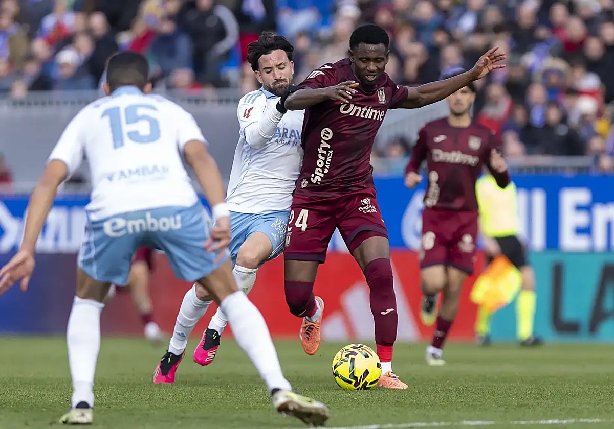 Diawara, jugador del Leganés, pelea un balón ante un defensor del Zaragoza