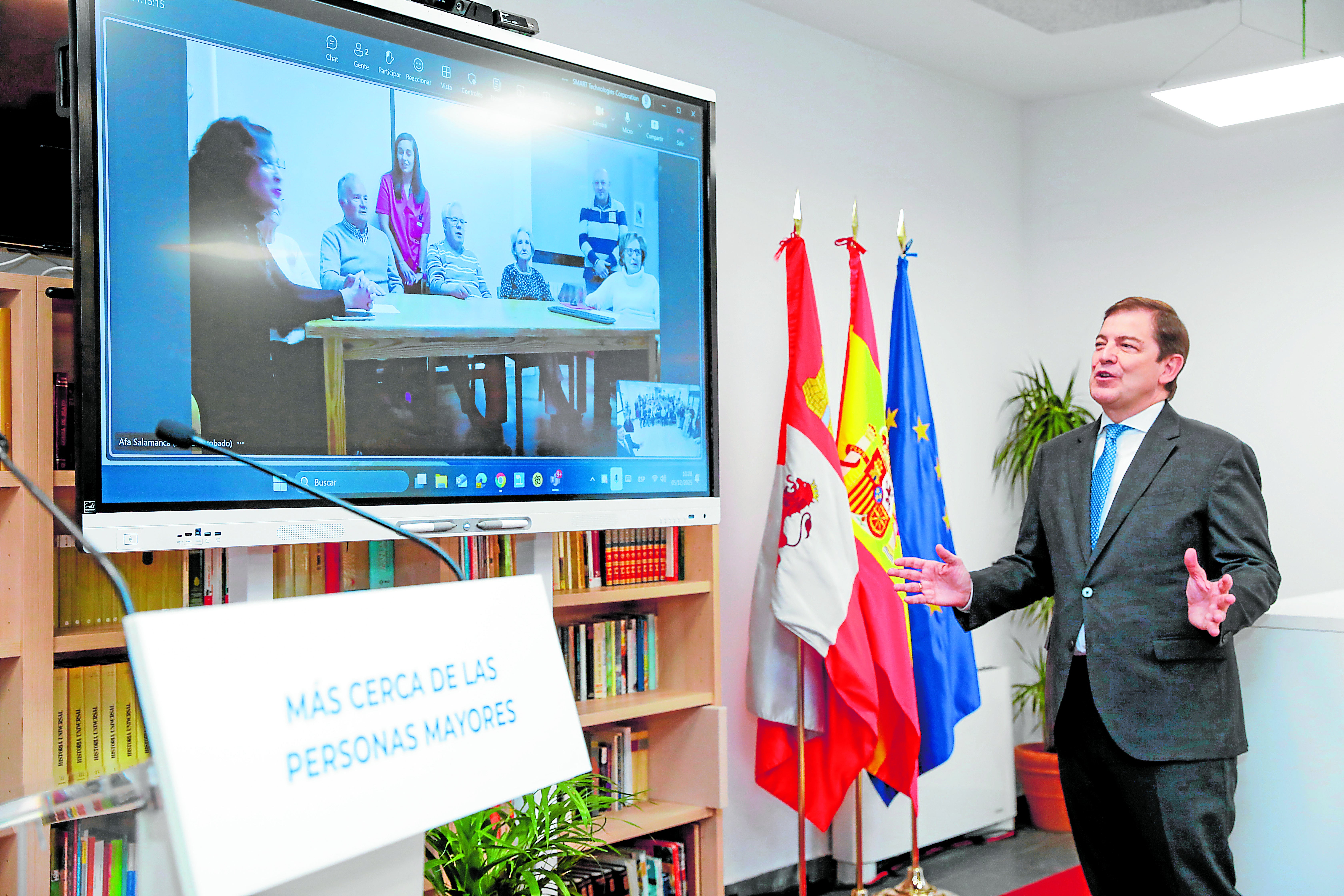 Mañueco, durante la entrega de las pantallas en Segovia