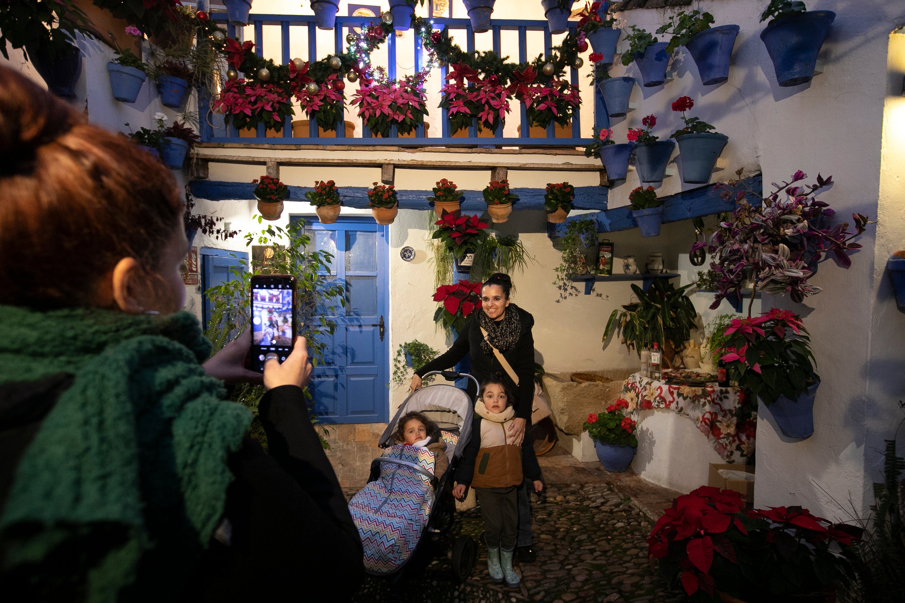 El aire navideño de los patios de Córdoba, en imágenes