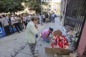Consternación durante el recuerdo a Sandra Peña en Sevilla