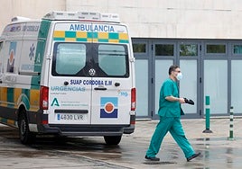 Un hombre de 82 años es evacuado al Reina Sofía con quemaduras tras un incendio en su vivienda