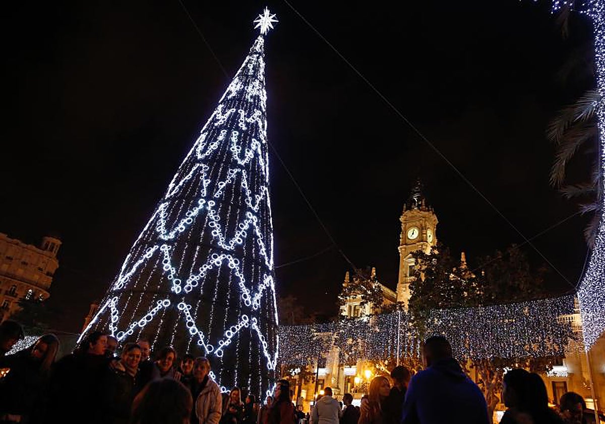 Imagen de archivo de la plaza del Ayuntamiento de Valencia iluminada por Navidad