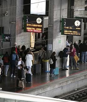 Imagen secundaria 2 - La estación de Córdoba, en &#039;temporada alta&#039;: más de 650 trenes pararán durante el puente de la Constitución