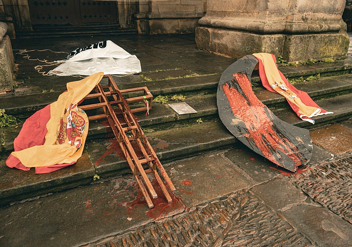 Parte de los símbolos vandalizados por Ernai, exhibiidos hoy en Durango