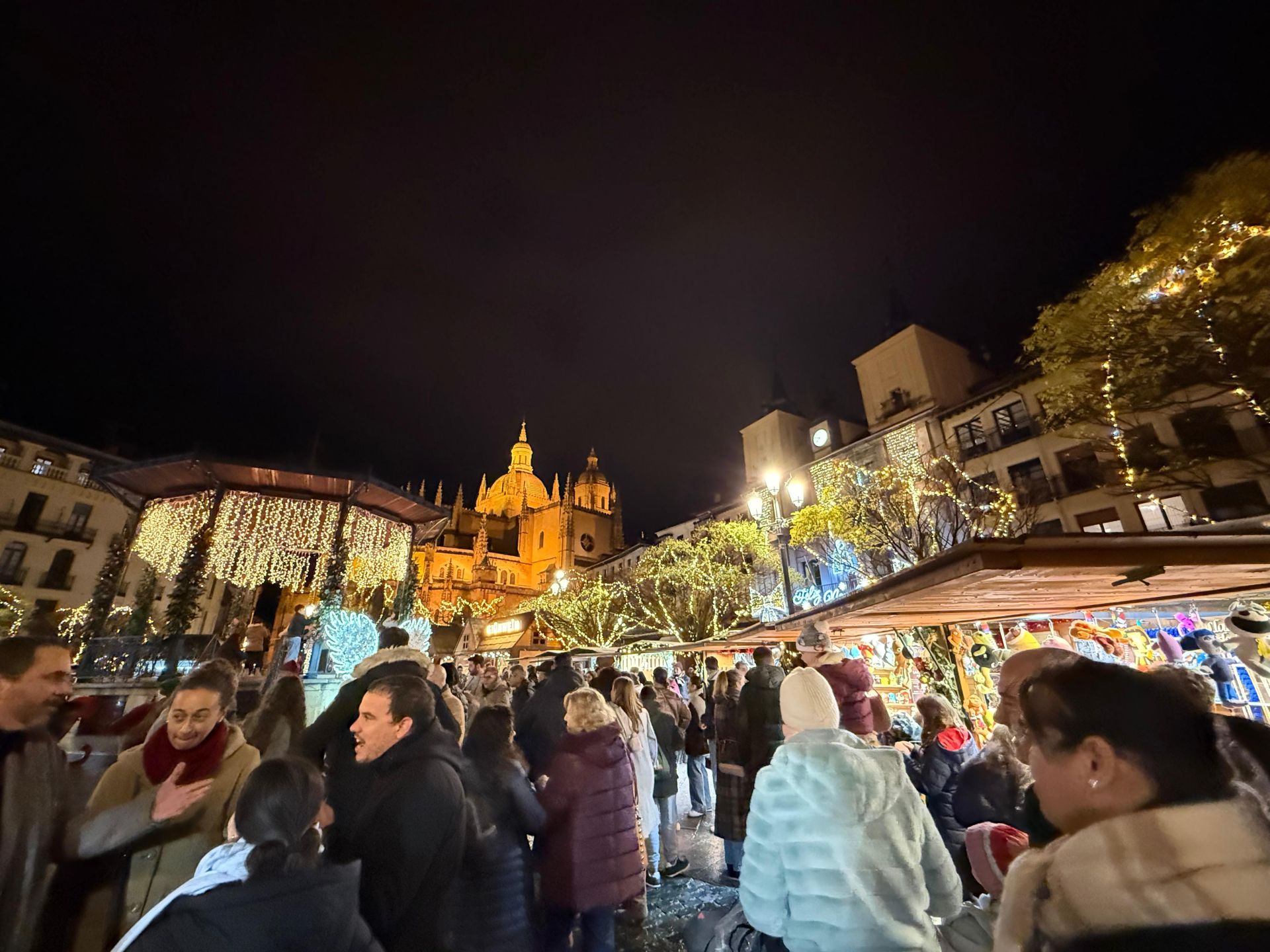 Plaza Mayor de Segovia iluminada por Navidad