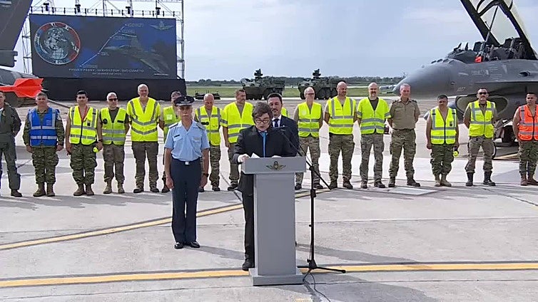 Gobierno argentino presenta sus nuevos aviones F-16