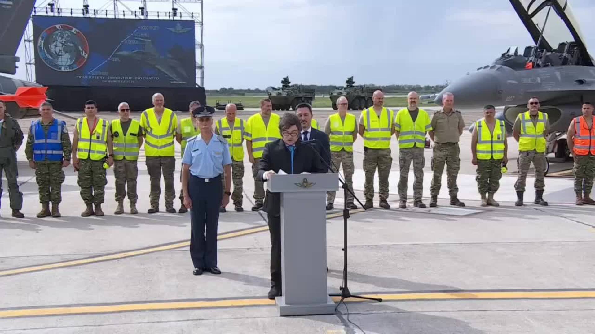 Gobierno argentino presenta sus nuevos aviones F-16