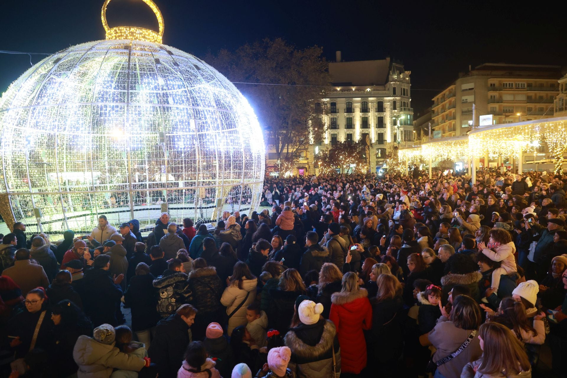 Bola de Navidad iluminada en Zamora