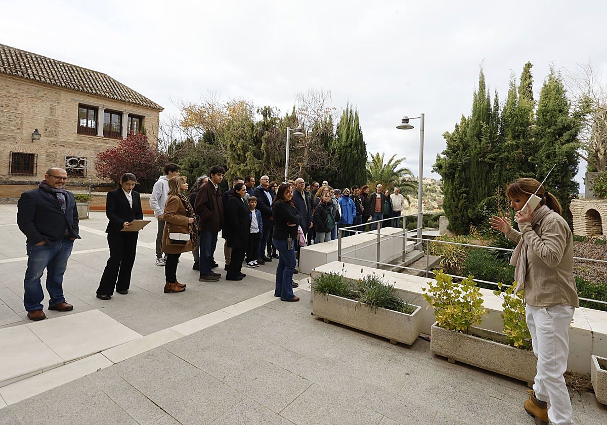 El presidente de las Cortes regionales, Pablo Bellido, ha acompañado a los visitantes en el recorrido