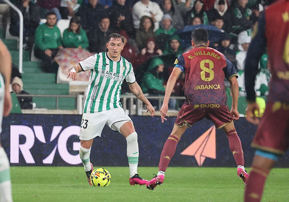Carracedo conduce un balón durante un partido de esta temporada
