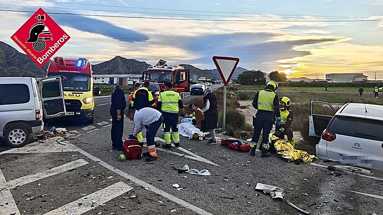 Seis heridos, una bebé y una mujer graves evacuadas en helicóptero, en un accidente entre dos coches en Alicante
