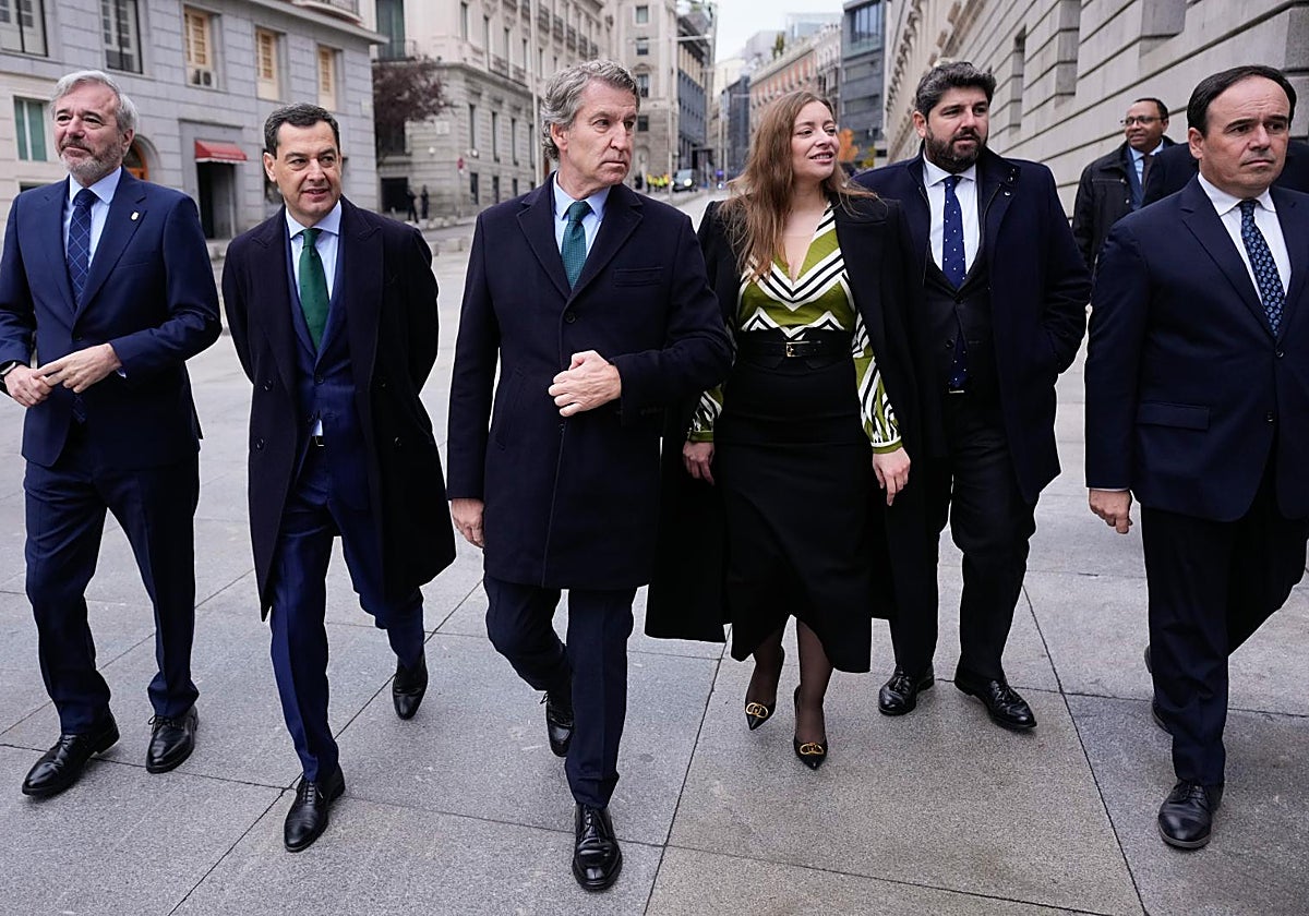 Alberto Núñez Feijóo (centro), Juanfran Pérez Llorca (derecha) y otros dirigentes del PP acuden al acto del Día de la Constitución en Madrid, este sábado
