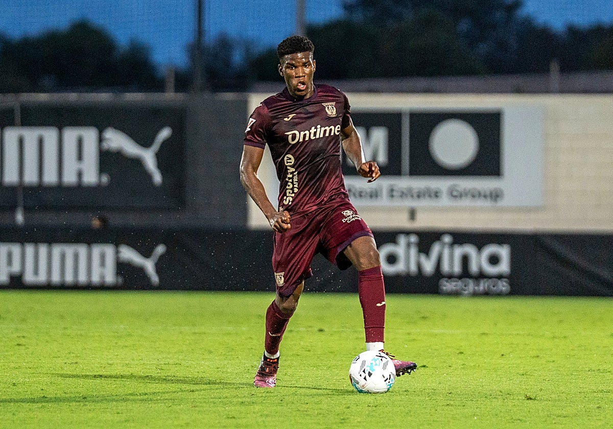 Marvel conduce un balón en un partido de esta temporada con el Leganés