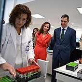 El presidente del Gobierno, Pedro Sánchez, durante su visita al laboratorio del nuevo hospital de Melilla, acompañado de la ministra de Sanidad, Mónica García, el pasado junio