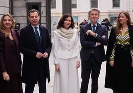 Juanma Moreno defiende la Constitución frente a «la anarquía» y pide recuperar el espíritu de la Transición