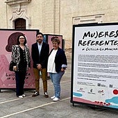 La delegada de Igualdad de la Junta en Toledo, Nuria Cogolludo, visita la exposición en Añover de Tajo