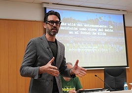 Carlos Ferrando, nutricionista del Valencia CF: «Los suplementos deben ser el último recurso. El error es otorgarles demasiada importancia»