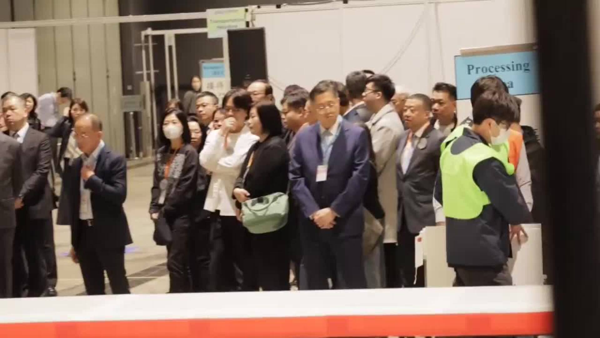 Continúa el recuento de votos en las elecciones de Hong Kong