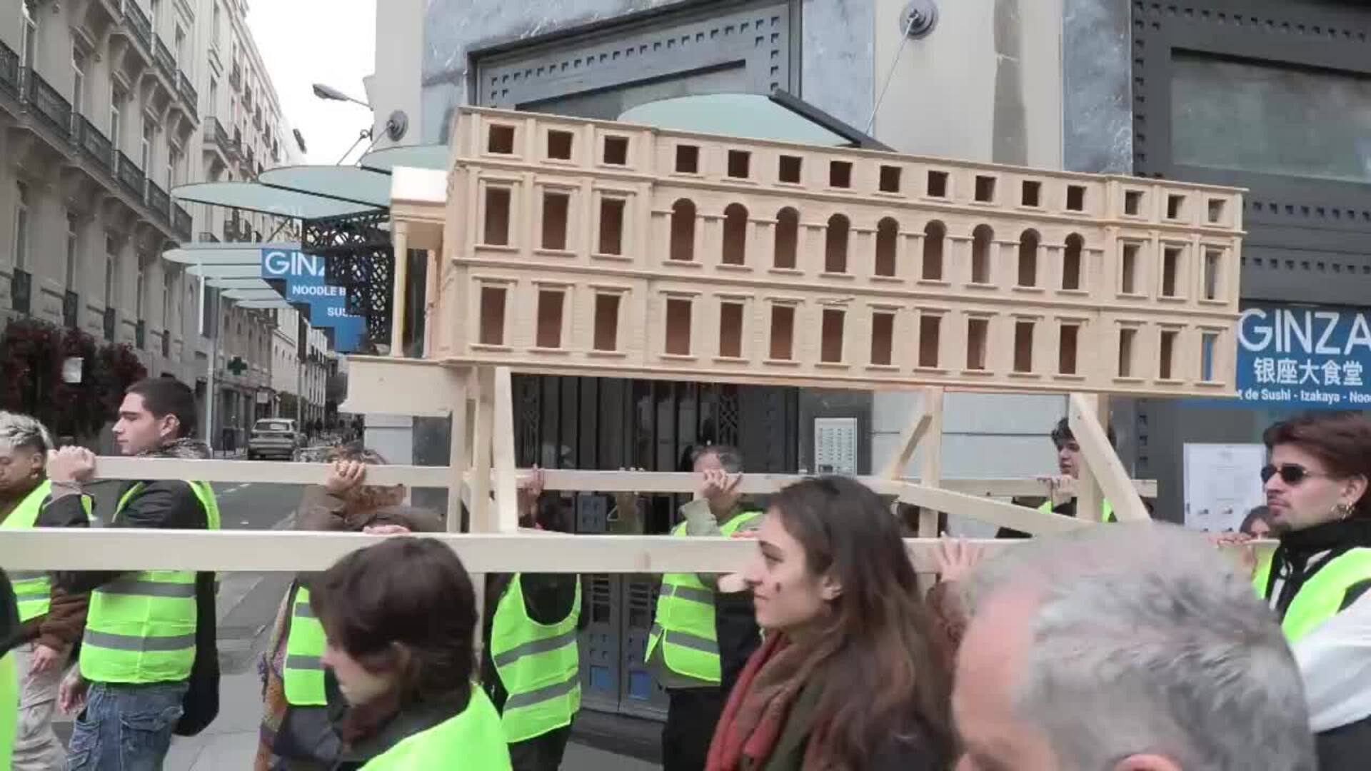 Una maqueta del Congreso desfila por Madrid para celebrar 50 años de &#039;España en Libertad&#039;