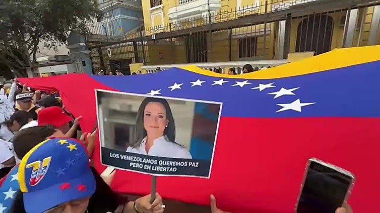 Venezolanos en Perú celebran el Nobel de la Paz de María Corina Machado como propio