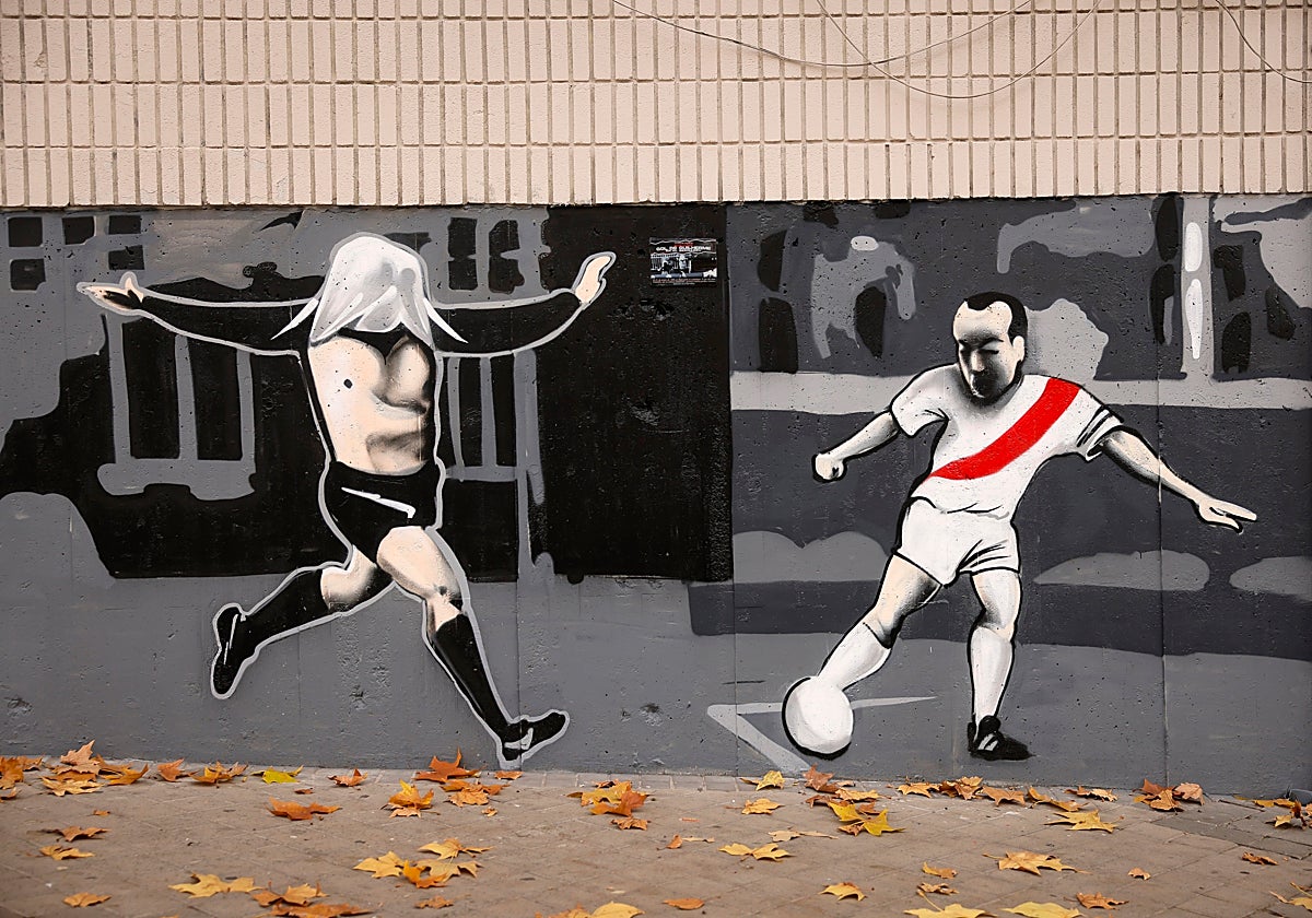 Uno de los momentos míticos plasmados en los muros del estadio del Rayo en Vallecas