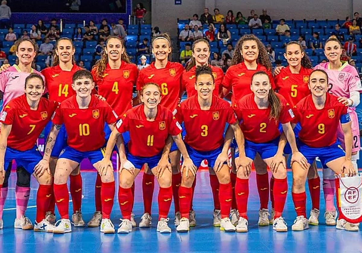 Cristina García -en la esquina superior derecha- posa junto a sus compañeras antes del partido frente a Argentina