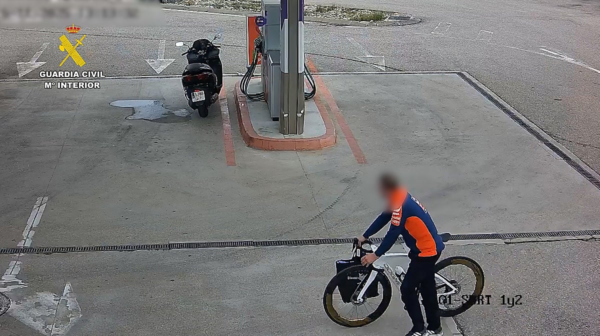 El ladrón con la bicicleta de lujo robada al piloto de Moto GP, captado por las cámaras de una gasolinera