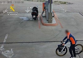 El vídeo del ladrón de una bici de 20.000 euros 'cazado' por las cámaras de una gasolinera