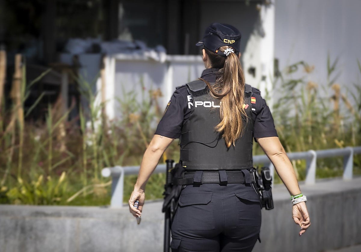 Una agente de la Policía Nacional