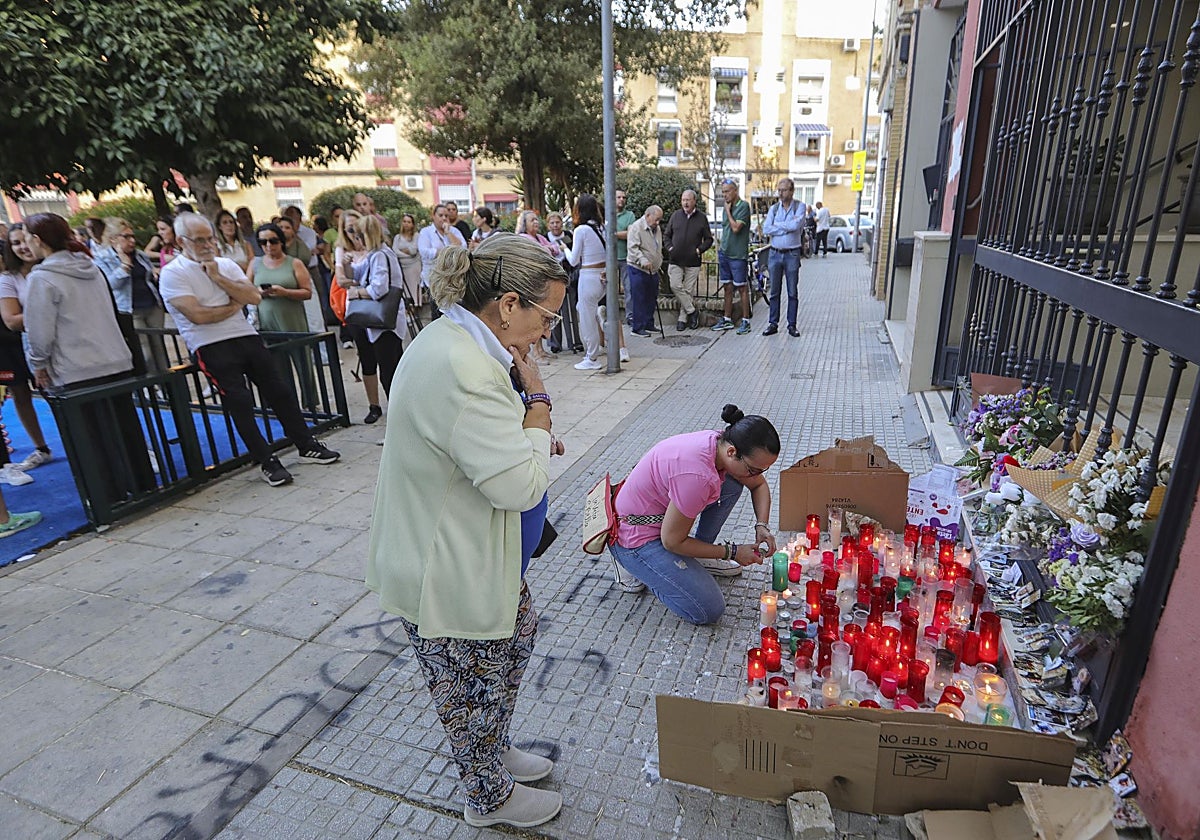 Consternación durante el recuerdo a Sandra Peña en Sevilla