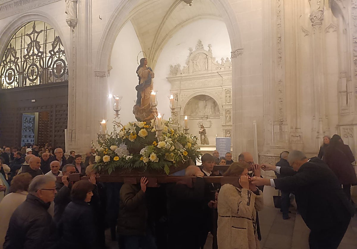 La imagen de la Inmaculada Concepción entrando a la iglesia del monasterio de san Juan de los Reyes