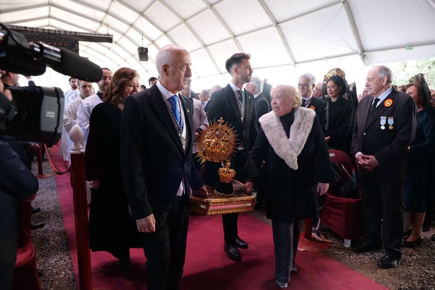 La emocionante coronación de la Virgen de Luna en la Jara, en imágenes