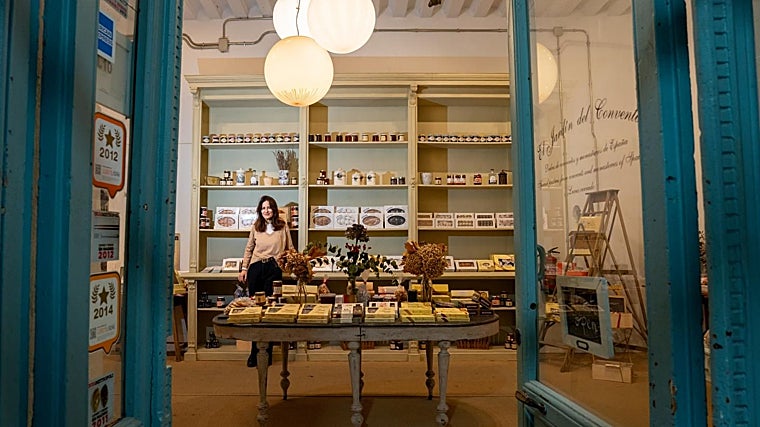 Isabel posa en el interior de su negocio, El Jardín del Convento