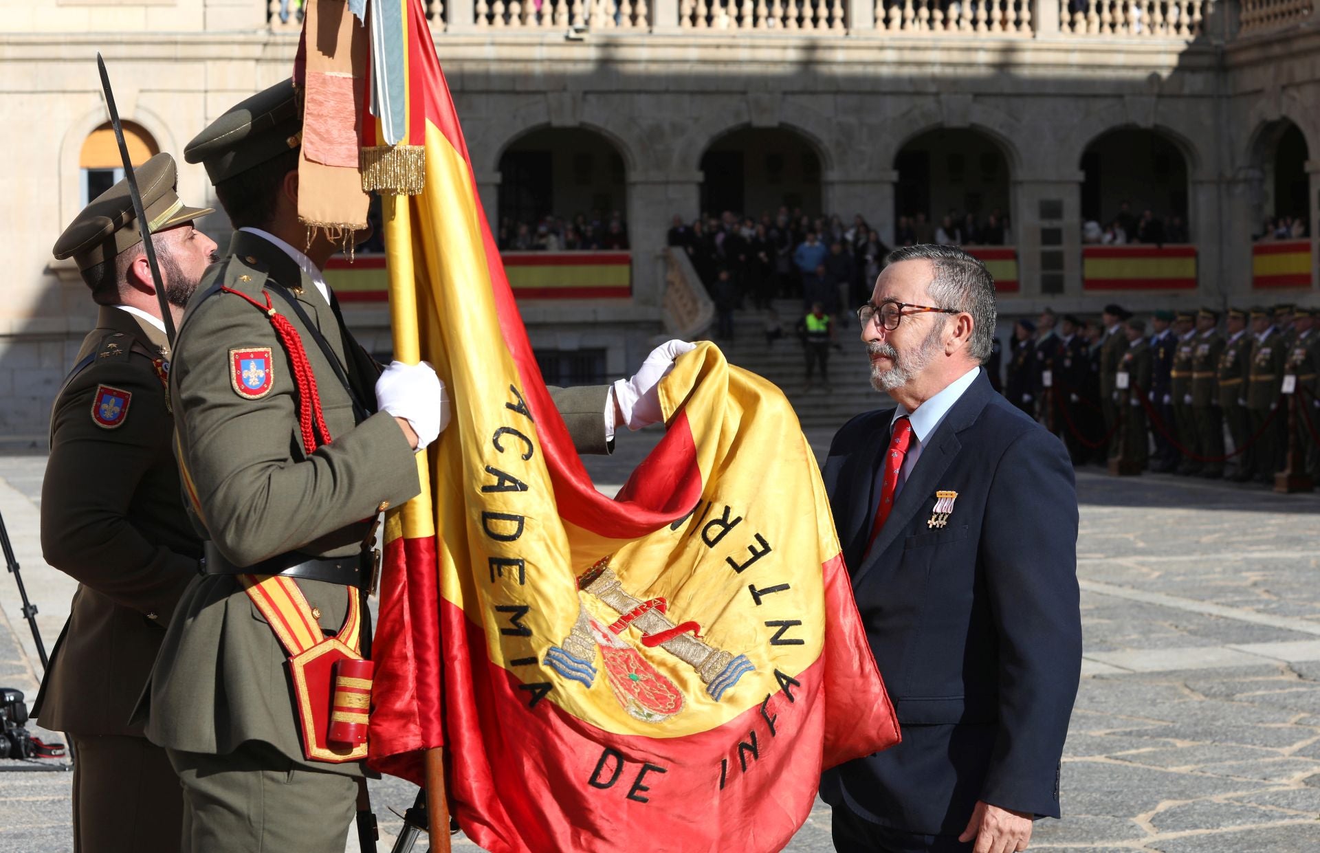 Las imágenes del acto y desfile de la Inmaculada en la Academia de Infantería de Toledo