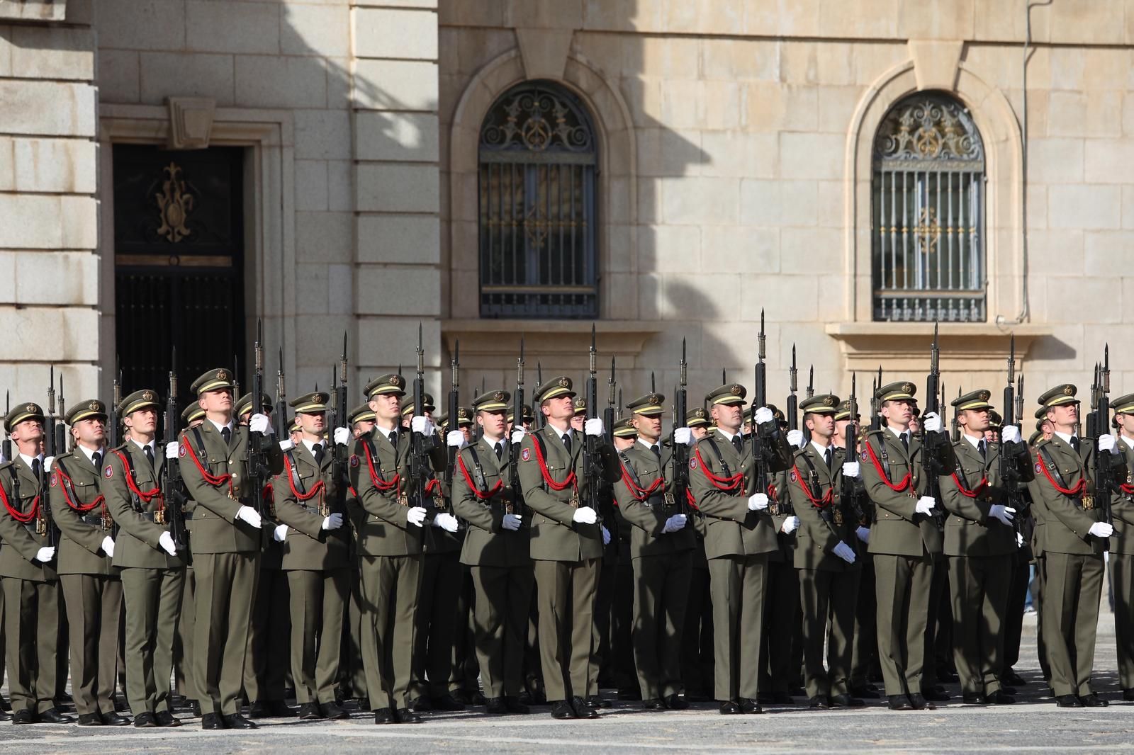 Las imágenes del acto y desfile de la Inmaculada en la Academia de Infantería de Toledo