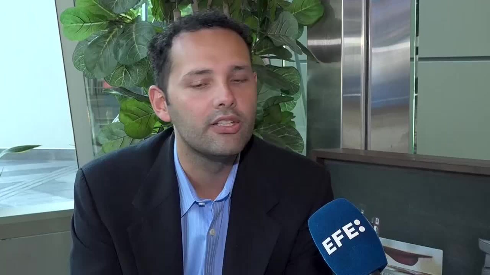 Con 28 años, Bryan Calvo gobernará la cubana Hialeah &quot;sin&quot; deberle a la maquinaria