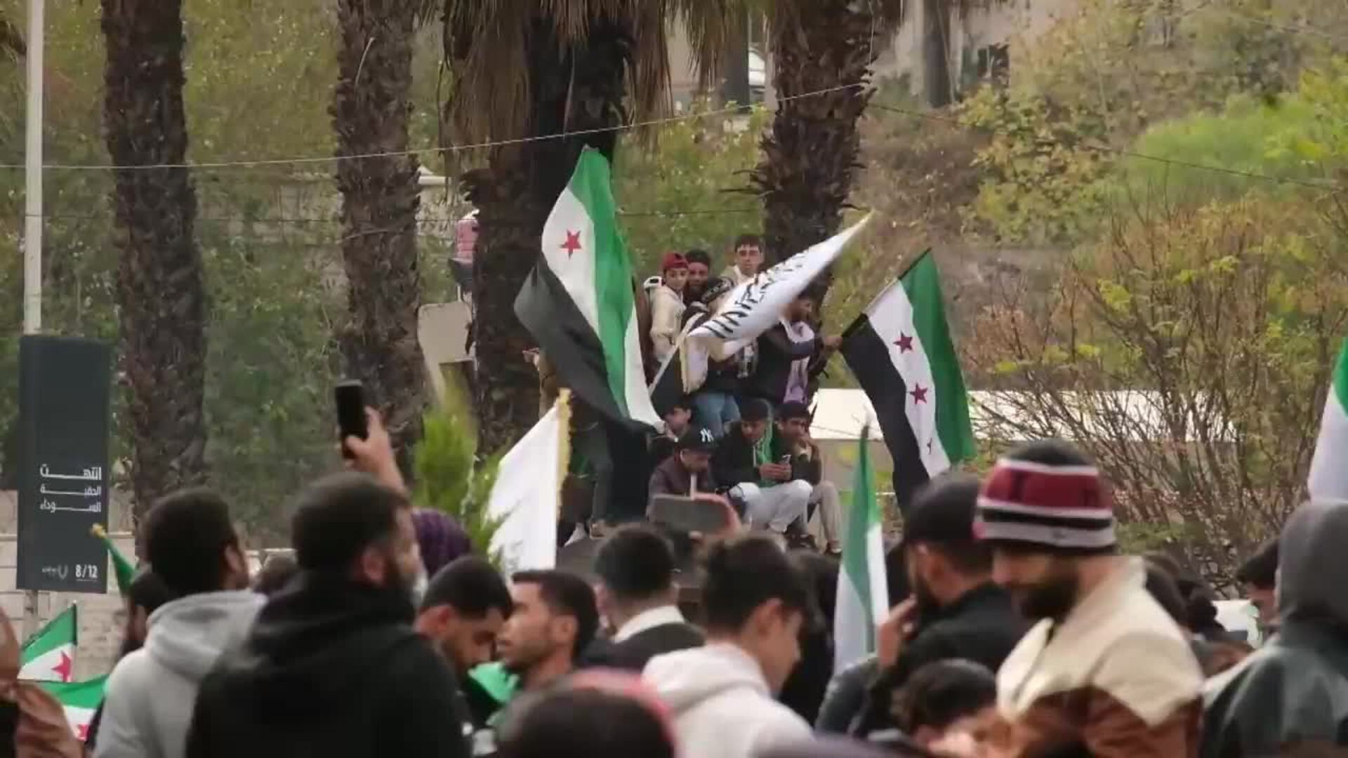 Celebración multitudinaria en Damasco en el primer aniversario del derrocamiento de al Asad