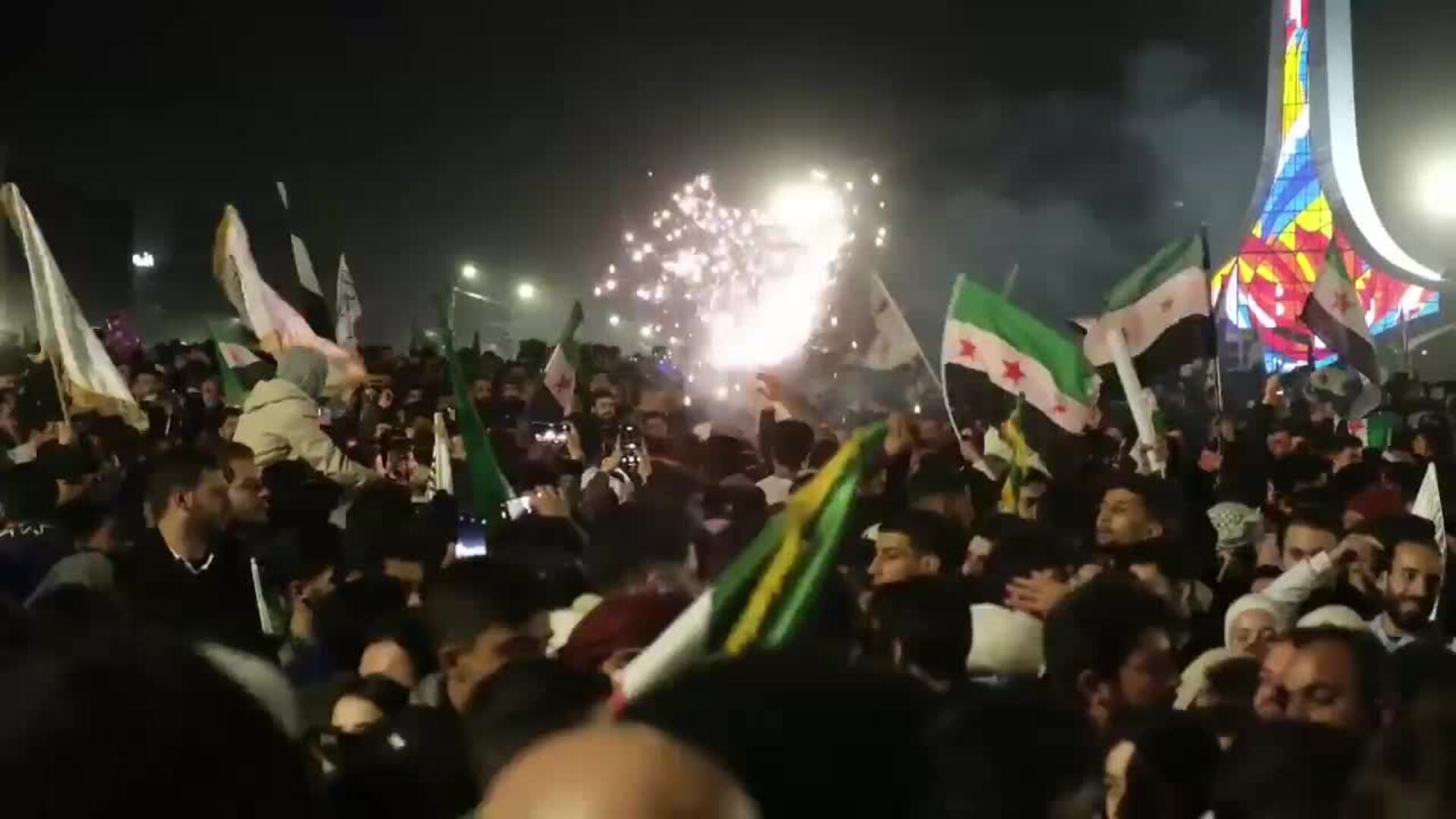 Celebraciones en las calles de Damasco por el primer aniversario de la caída de Al Asad