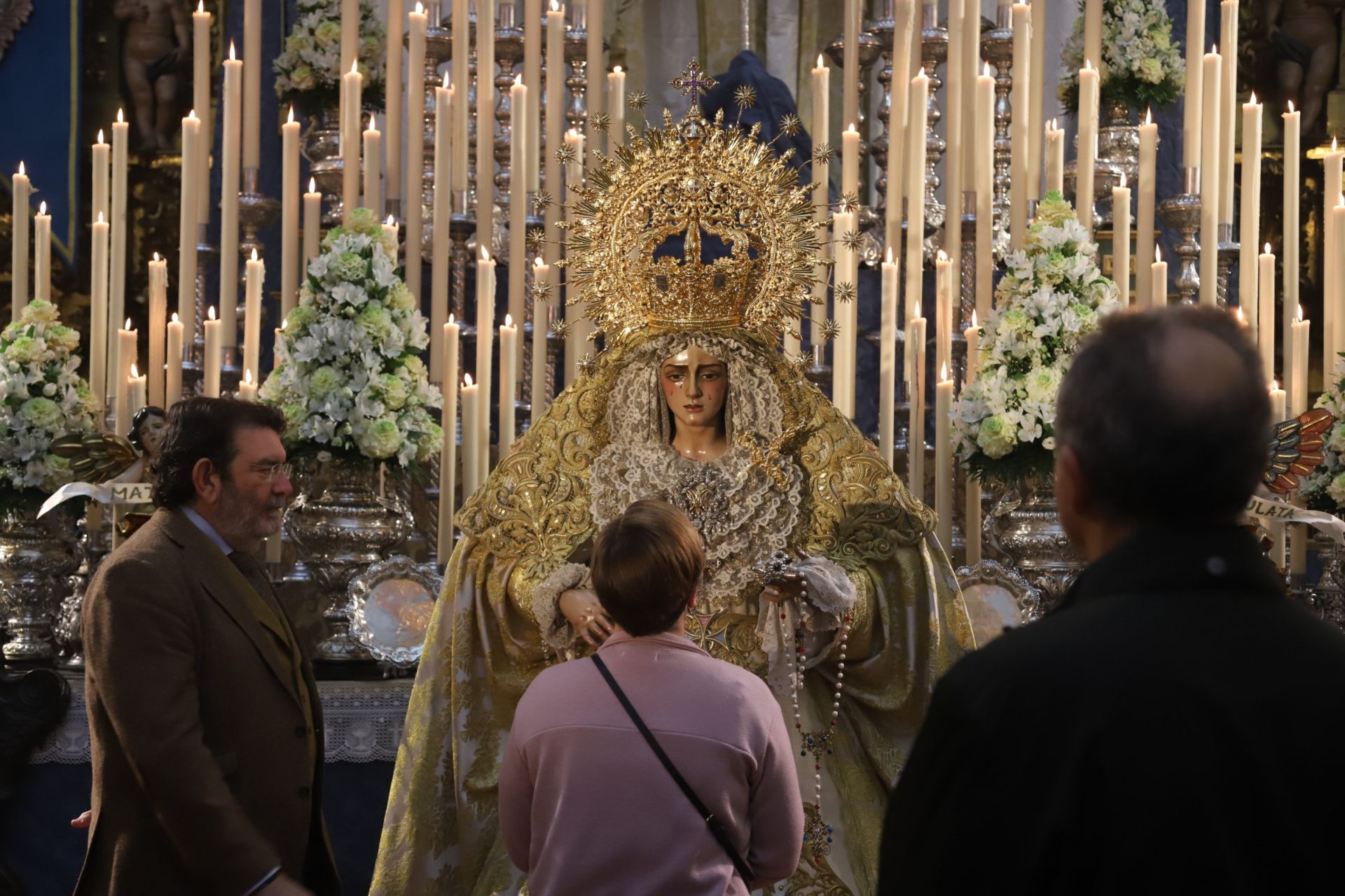 La Virgen de la Trinidad de Córdoba en su concurrido besamanos, en imágenes