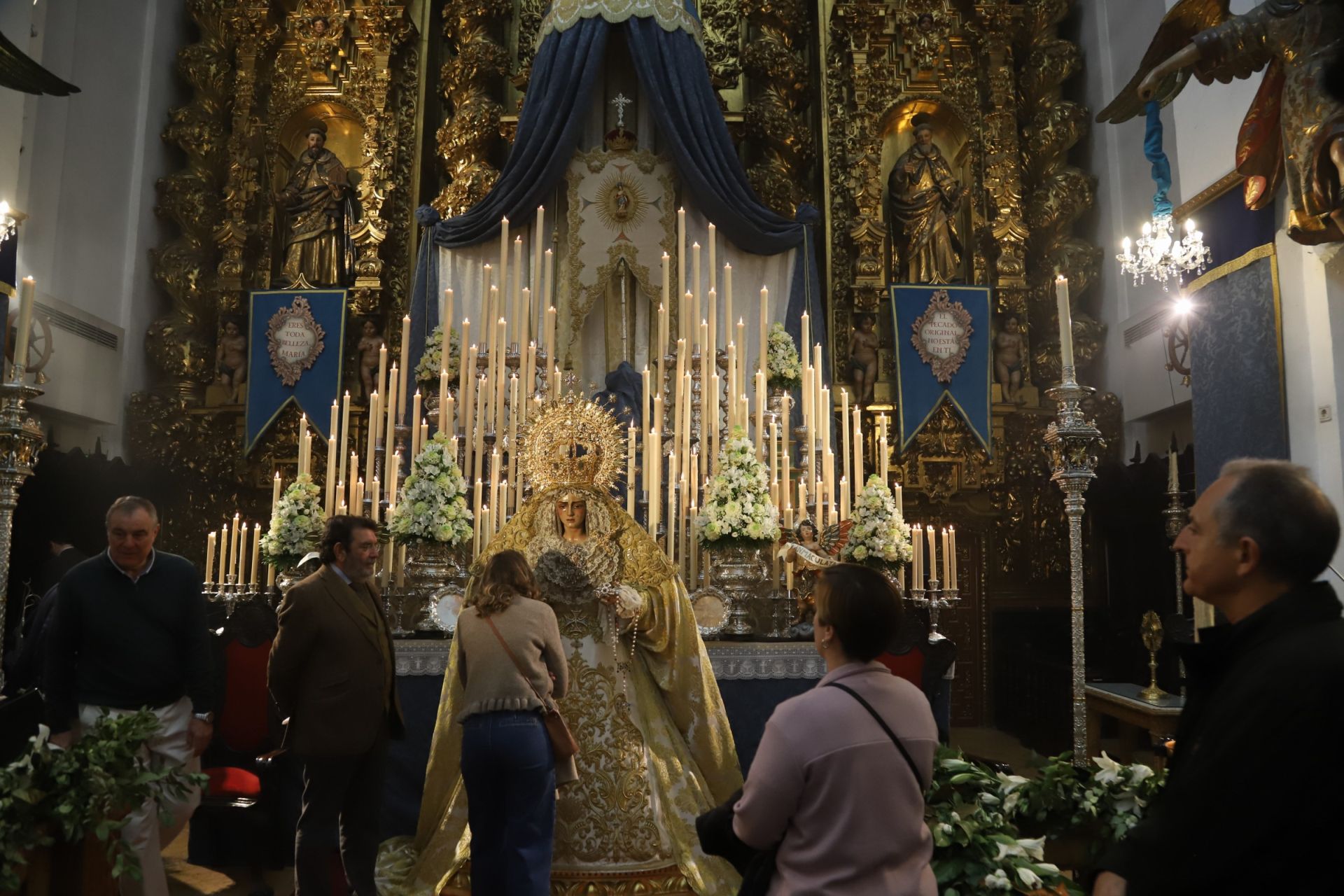 La Virgen de la Trinidad de Córdoba en su concurrido besamanos, en imágenes