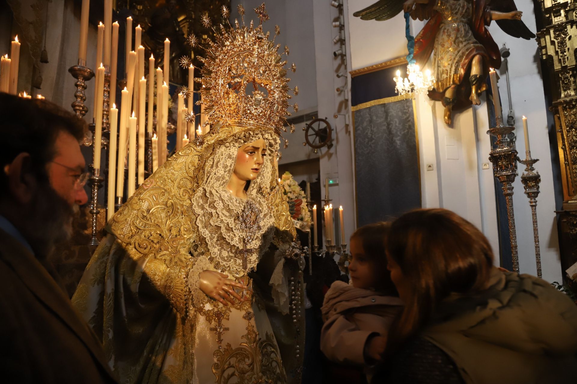 La Virgen de la Trinidad de Córdoba en su concurrido besamanos, en imágenes