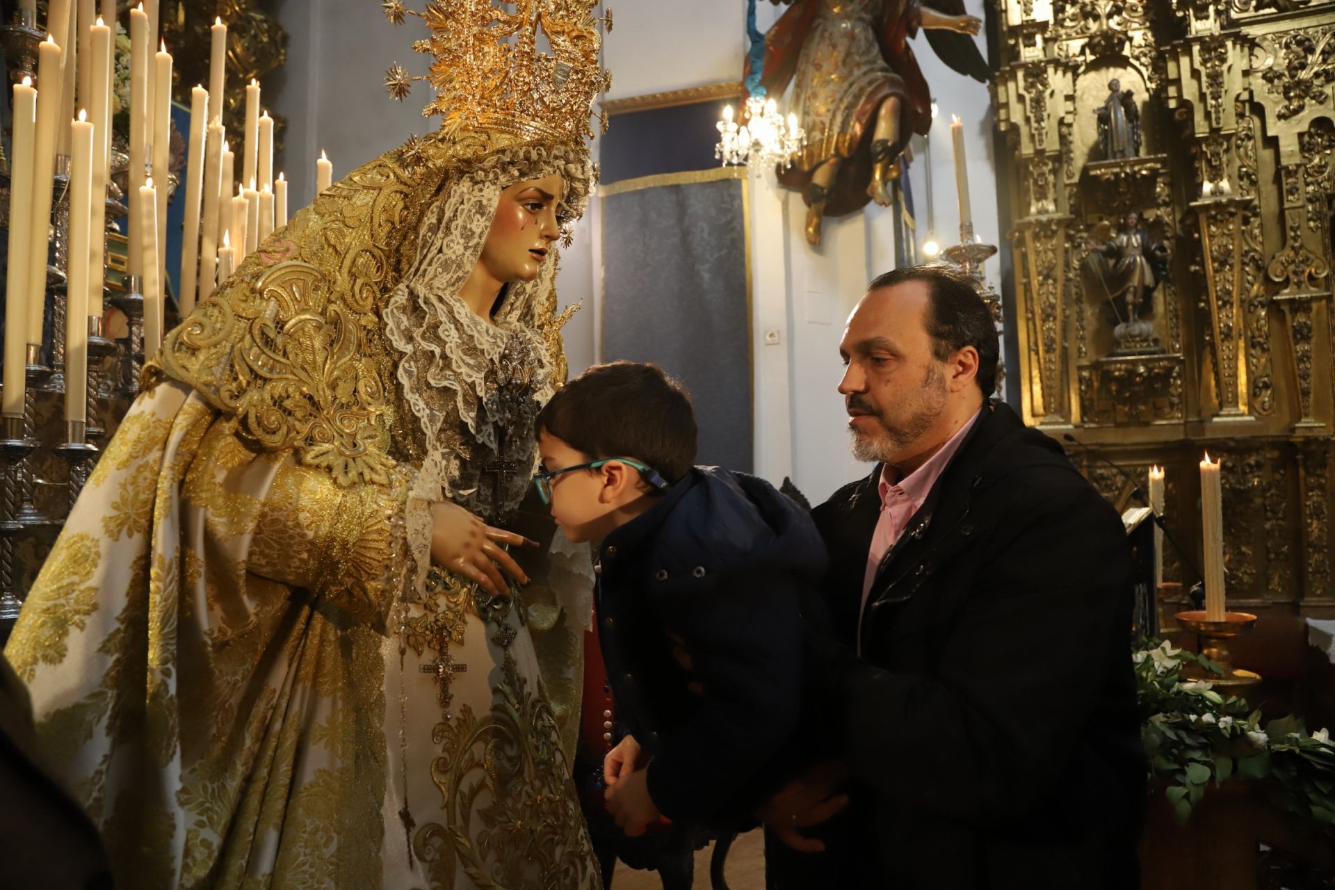 La Virgen de la Trinidad de Córdoba en su concurrido besamanos, en imágenes