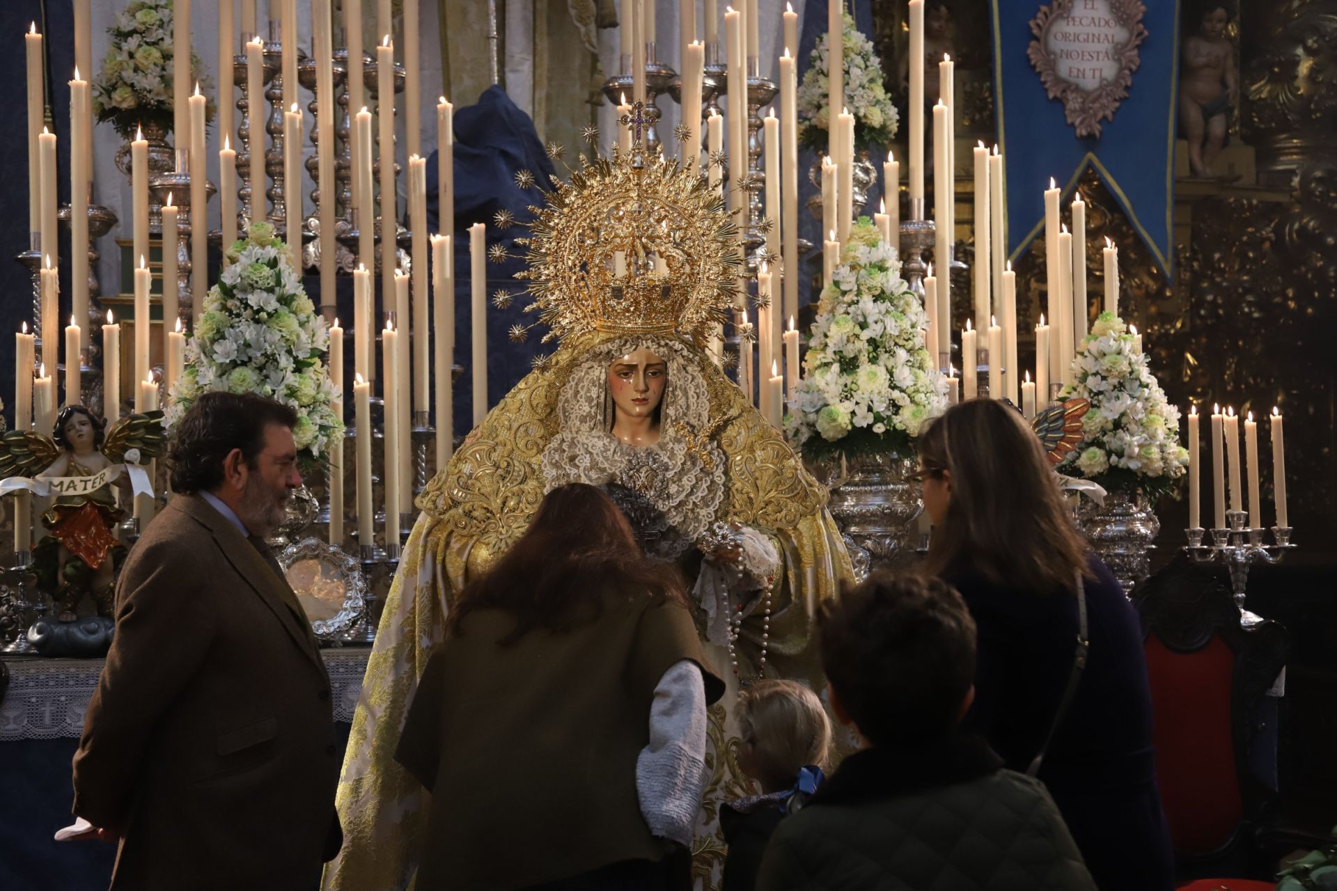 La Virgen de la Trinidad de Córdoba en su concurrido besamanos, en imágenes