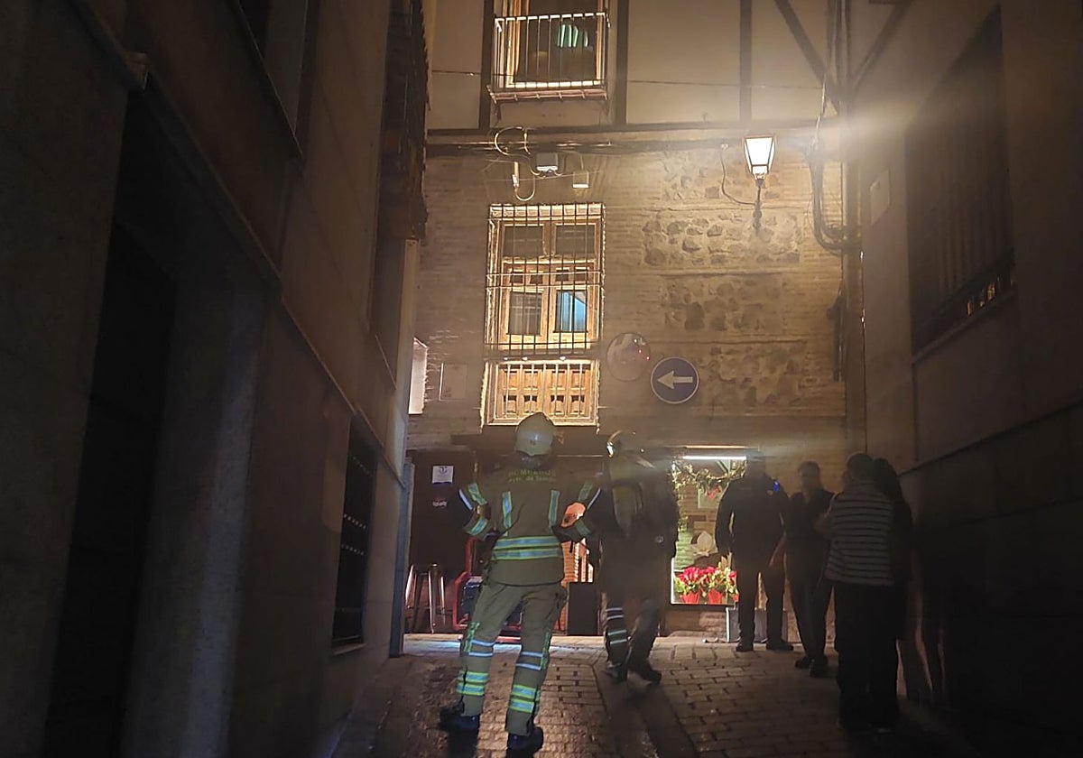 Bomberos de Toledo y Policía Local junto al restaurante 'Alfiletiros 24'