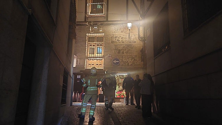 Desalojado el restaurante 'Alfileritos 24' de Toledo tras arder una freidora