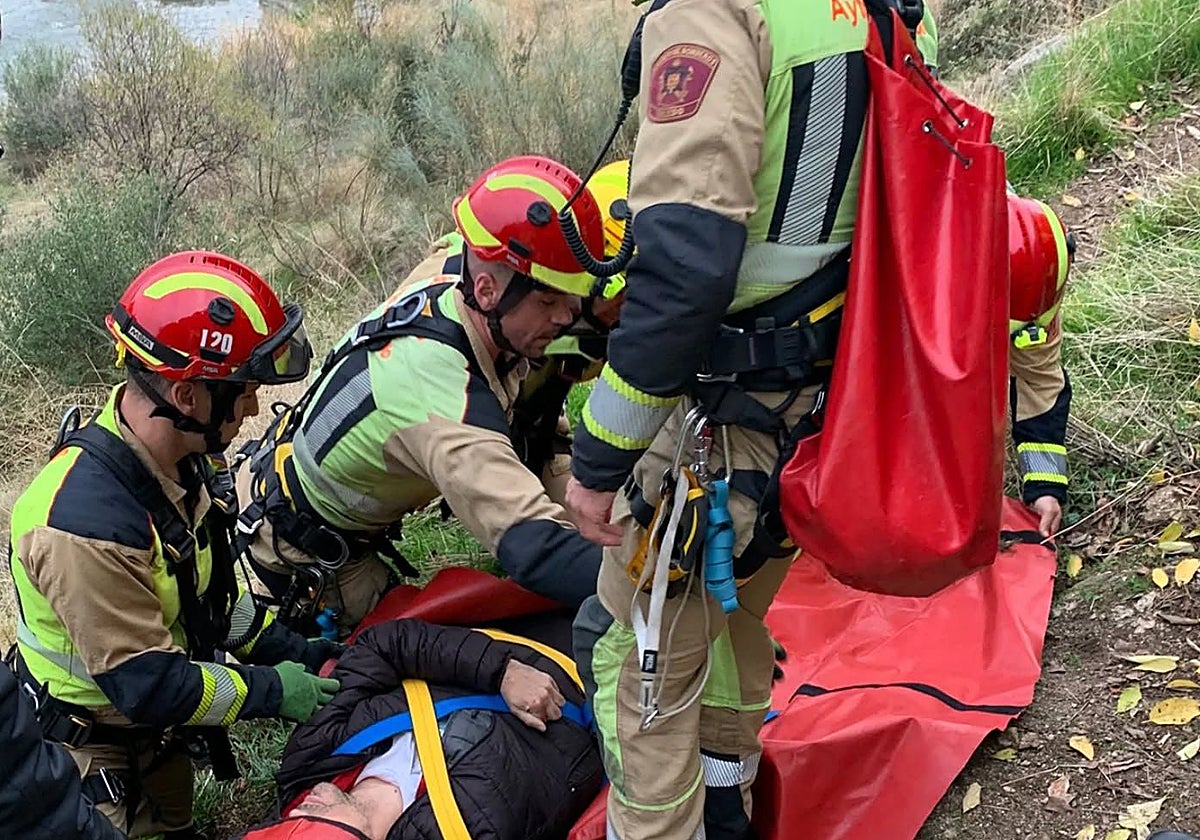Momento en el que los bomberos preparan al escalador para ser trasladado