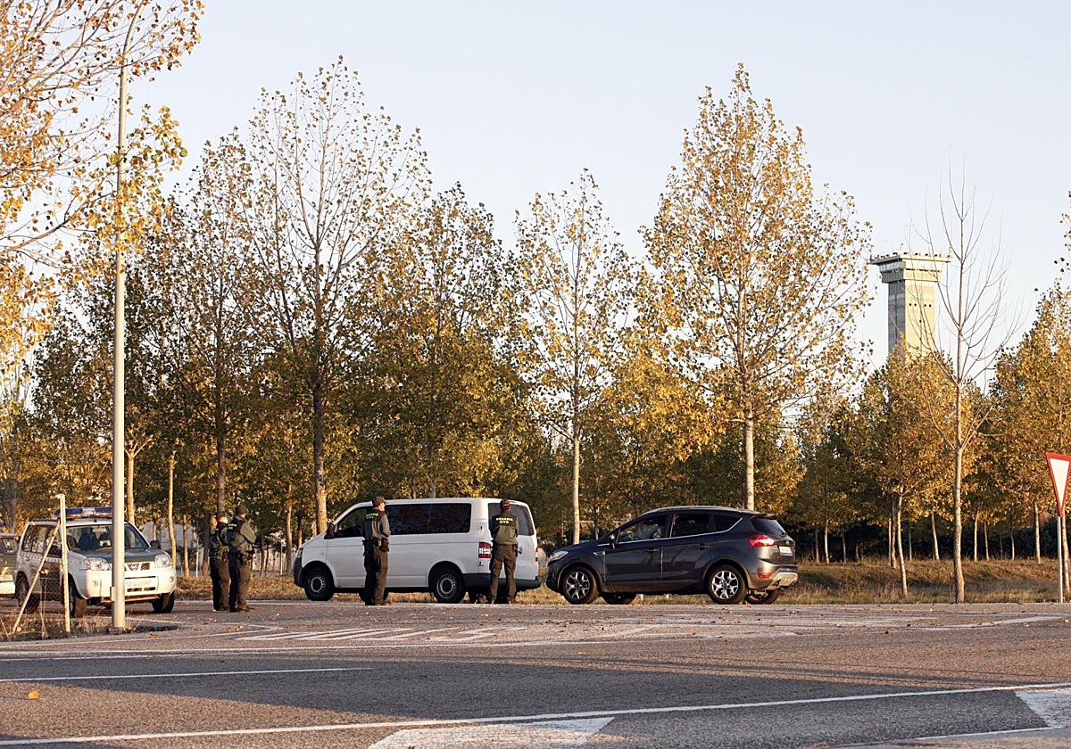 Control policial a las puertas de la cárcel de Topas, Salamanca, en una imagen de archivo