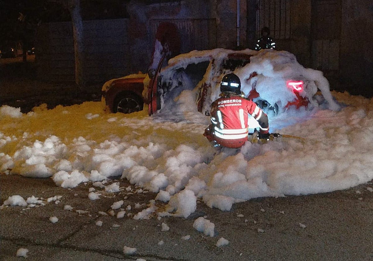 Los bomberos intervienen sobre el vehículo en llamas en Ponferrada
