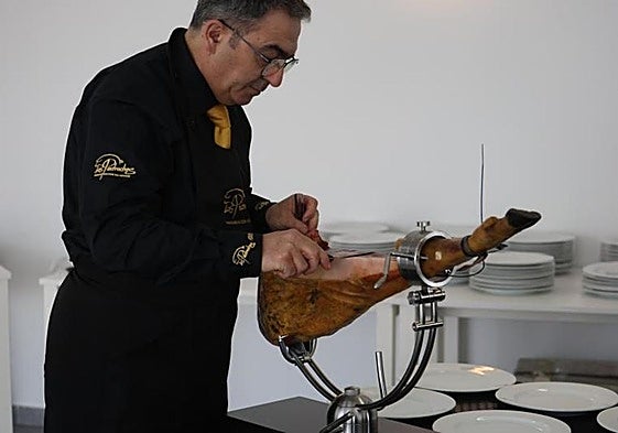 Un cortador de jamón en la feria de Villanueva de Córdoba